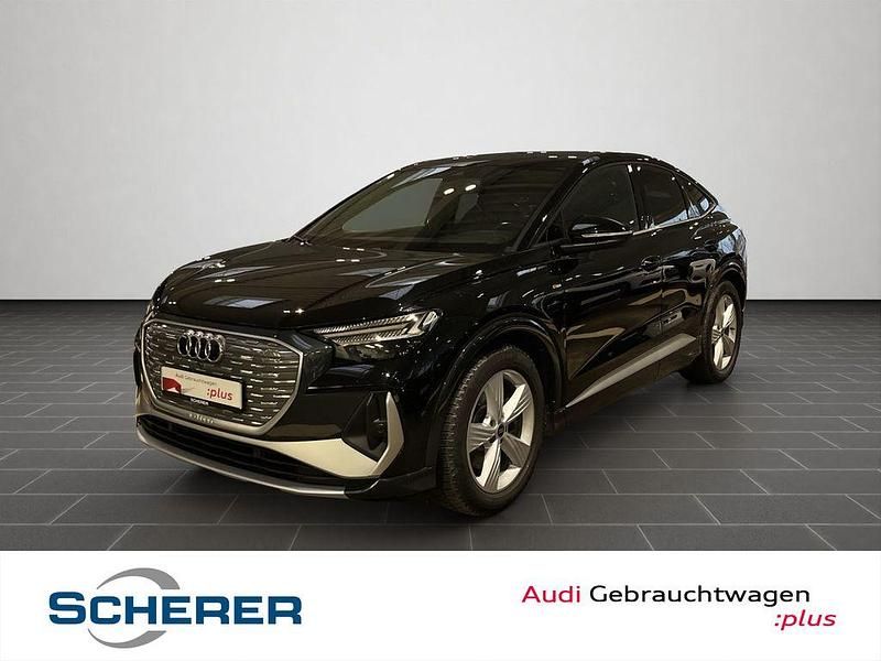 Mythosschwarz metallic (metallic) Gebraucht 2021 Audi Q4 Sportback e-tron Ambiente SUV | 33.980 € (Etwas zu teuer) - Bild 1/4