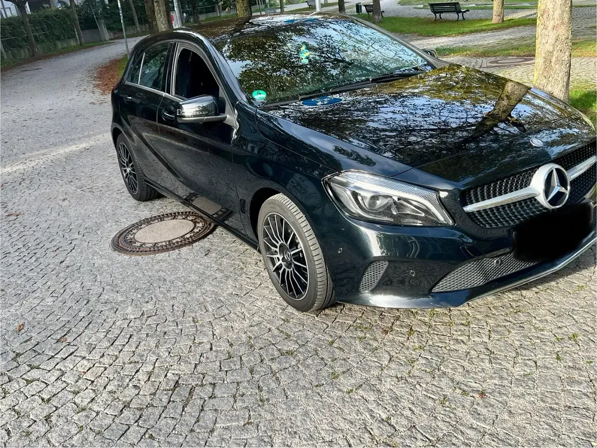 Gebraucht Mercedes A180 122 PS (89 kW) 2016 Schwarz Kleinwagen