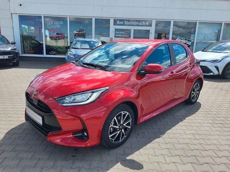 Rot Gebraucht 2024 Toyota Yaris Team Limousine | 21.590 € (Etwas zu teuer) - Bild 1/4