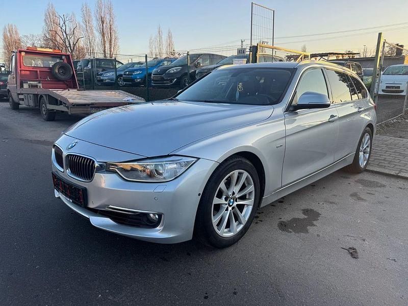 Silber Gebraucht 2013 BMW 320 Luxury Line Limousine | 10.800 € (Superpreis) - Bild 1/2