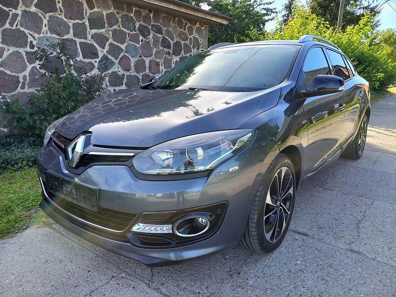 Grau Gebraucht 2015 Renault Mégane III Bose Edition Limousine | 5.690 € (Fairer Preis) - Bild 1/4