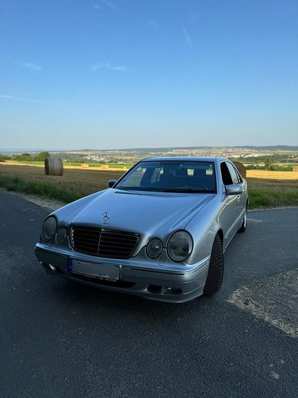 Second-hand Mercedes E270 169 CP (124 kW) 2001 Argintiu Berlinǎ