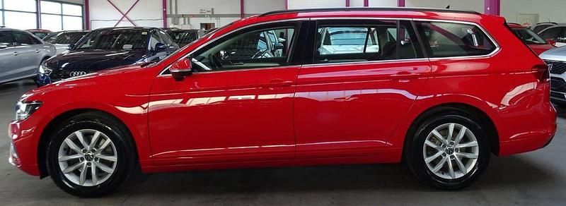 Gebraucht VW Passat 122 PS (89 kW) 2023 Rot Kombi