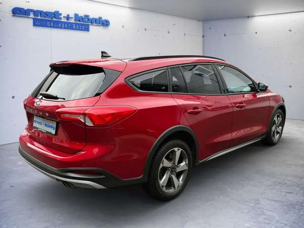 Gebraucht Ford Focus 125 PS (91 kW) 2022 Fantasticrot metallic Kombi
