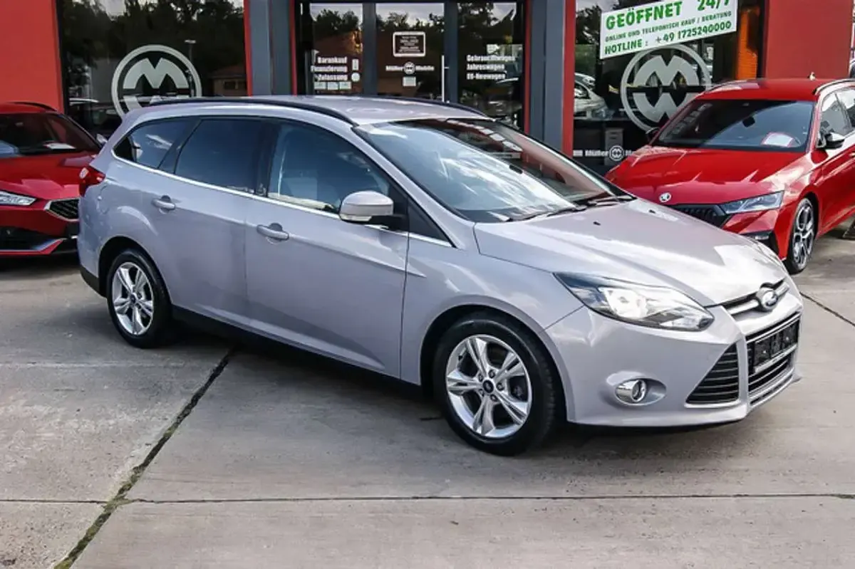 Gebraucht Ford Focus Champions Edition 140 PS (102 kW) 2012 Mica stonesilber/grau Limousine
