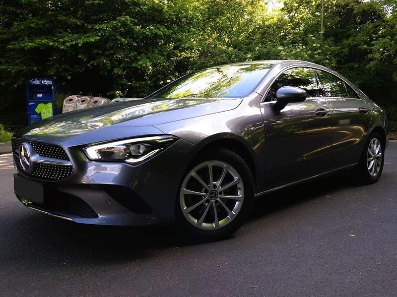 Grau Gebraucht 2022 Mercedes CLA200 Coupé | 33.400 € (Fairer Preis) - Bild 1/4