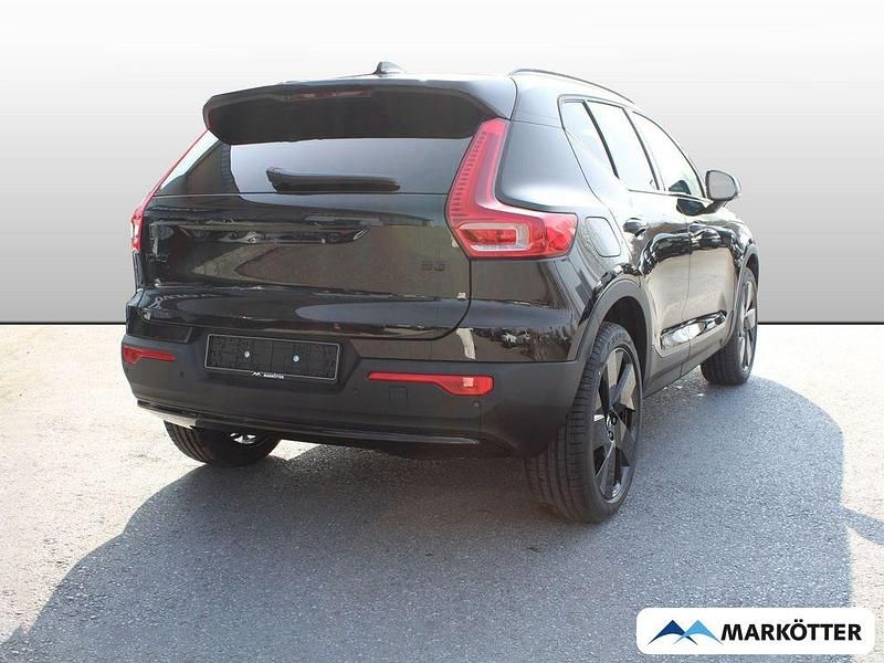 Neu Volvo XC40 Plus 163 PS (119 kW) 2025 Schwarz SUV