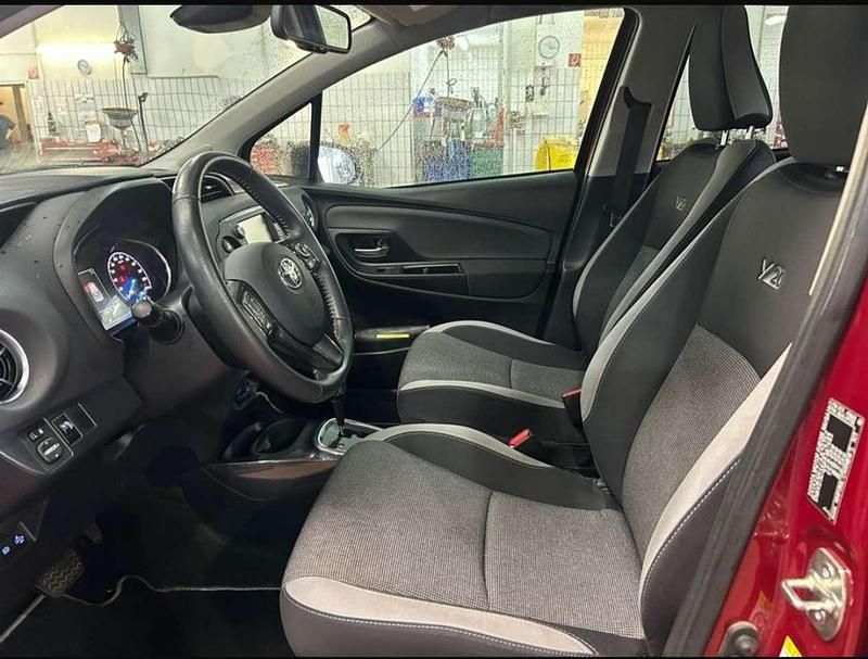 Gebraucht Toyota Yaris Hybrid Club 75 PS (55 kW) 2019 Rot Limousine