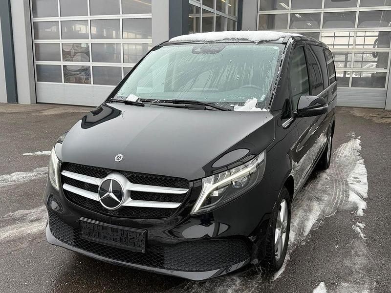 Schwarz Gebraucht 2024 Mercedes V220 Avantgarde Van / Kleinbus | 49.990 € (Superpreis) - Bild 1/4
