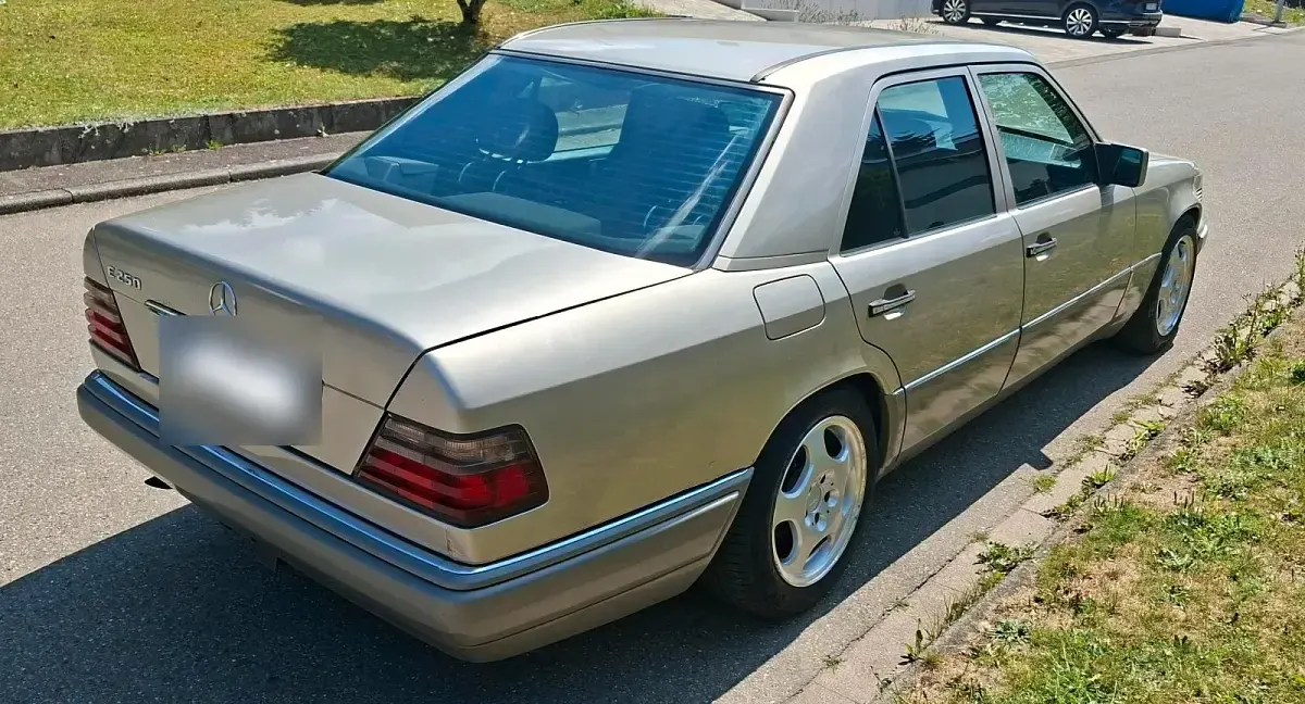 Gebraucht Mercedes E250 113 PS (83 kW) 1993 Silber Limousine
