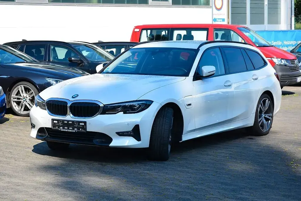 Gebraucht BMW 330e Sport Line 184 PS (135 kW) 2021 Weiß Kombi