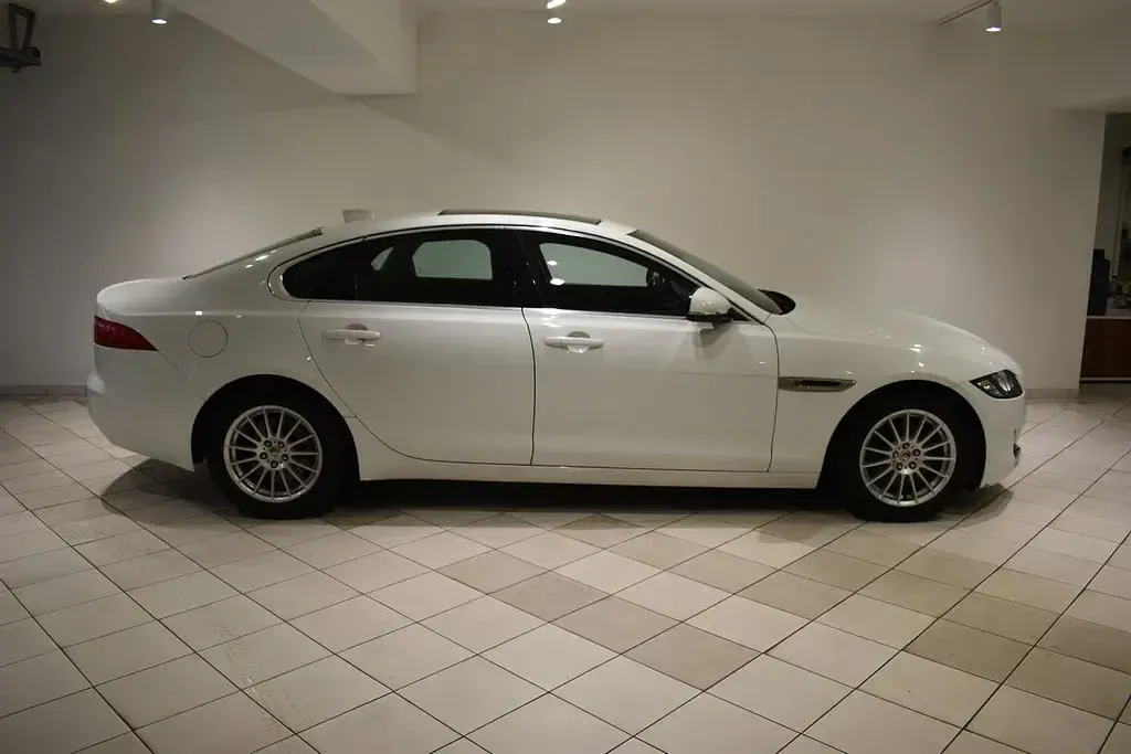 Gebraucht Jaguar XF 179 PS (131 kW) 2016 Weiß Limousine