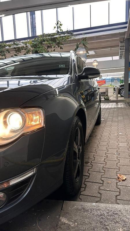 Grau Gebraucht 2010 VW Passat Comfortline Limousine | 3.300 € (Guter Preis) - Bild 1/4