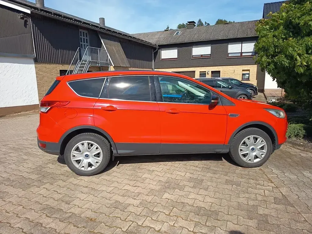 Gebraucht Ford Kuga Trend 150 PS (110 kW) 2016 Rot SUV