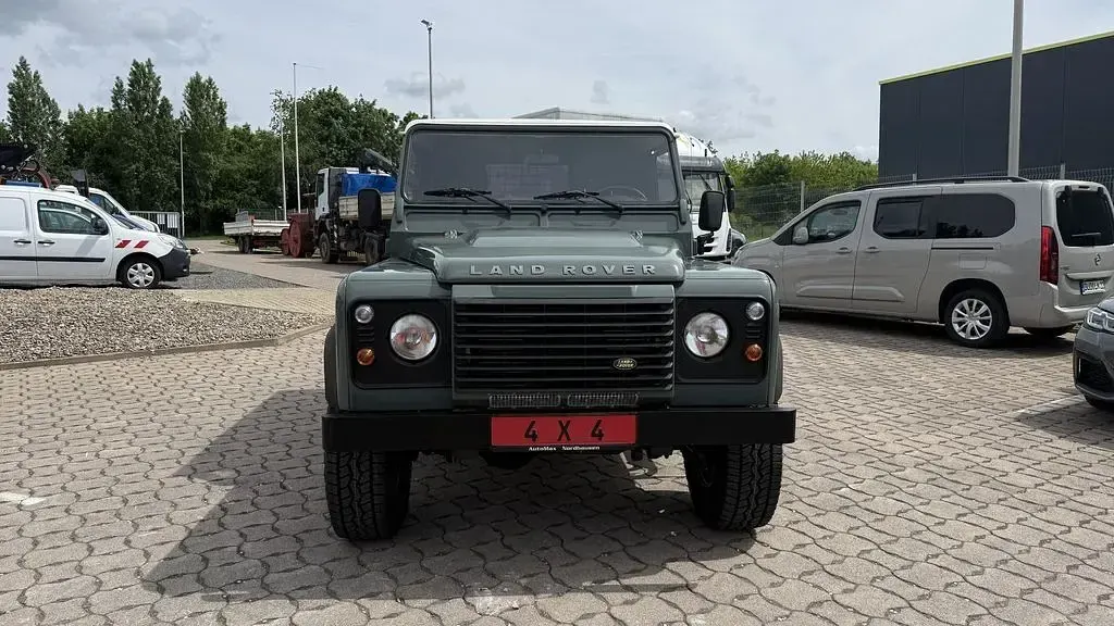 Gebraucht Land Rover Defender 122 PS (89 kW) 2010 Grün SUV