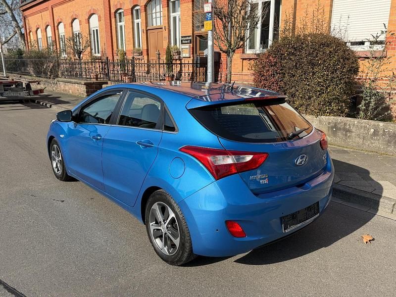 Gebraucht Hyundai i30 YES! Silver 135 PS (99 kW) 2015 Blau Limousine