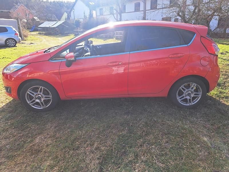 Gebraucht Ford Fiesta 75 PS (55 kW) 2013 Rot Kleinwagen