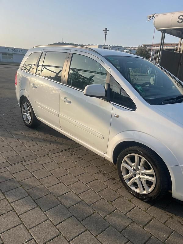 Weiß Gebraucht 2011 Opel Zafira Limousine | 2.500 € (Fairer Preis) - Bild 1/4