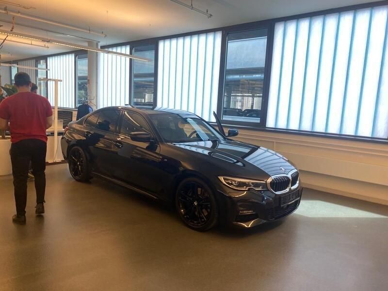 Schwarz Gebraucht 2019 BMW 330 Shadowline Limousine | 35.999 € (Fairer Preis) - Bild 1/4