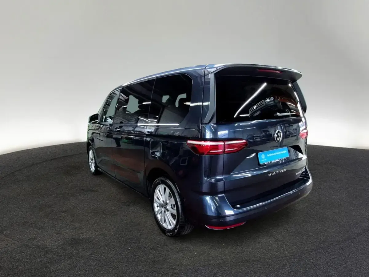Gebraucht VW Multivan Life 245 PS (180 kW) 2025 Starlight blue metallic Van / Kleinbus