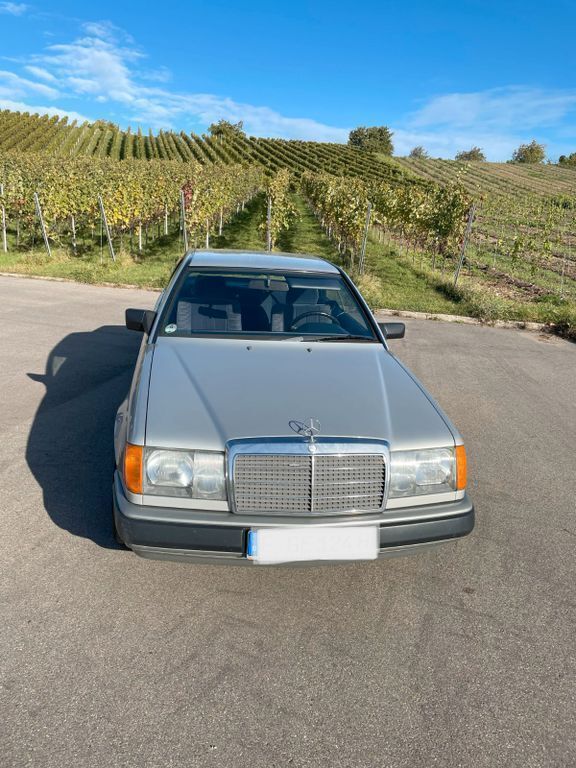 Silber Gebraucht 1988 Mercedes E300 Coupé | 10.000 € - Bild 1/4