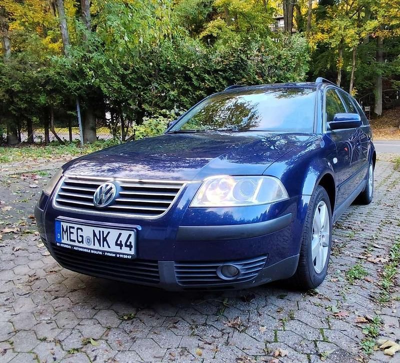 Blau Gebraucht 2003 VW Passat Family Limousine | 1.800 € (Fairer Preis) - Bild 1/4