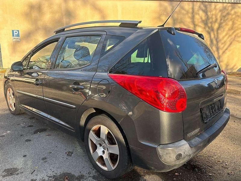 Gebraucht Peugeot 207 Premium 109 PS (80 kW) 2010 Lack grau shark/metallic Kombi