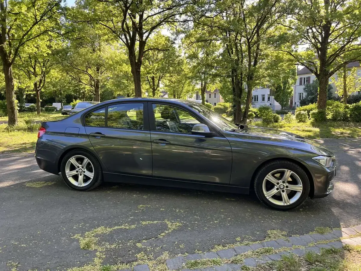 Gebraucht BMW 318 143 PS (105 kW) 2013 Grau Limousine