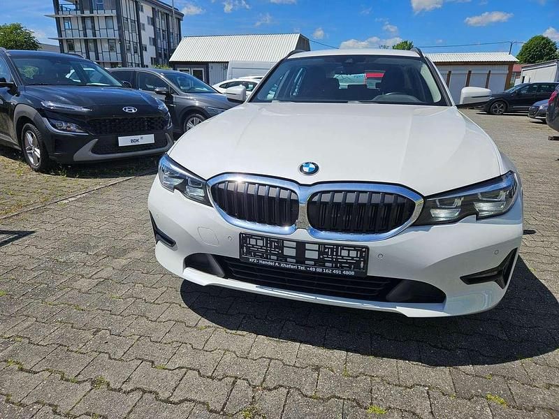 Gebraucht BMW 320 190 PS (139 kW) 2022 Mineralweiss metallic Kombi
