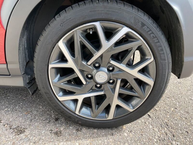 Gebraucht Hyundai Kona Select 141 PS (103 kW) 2020 Rot metallic SUV