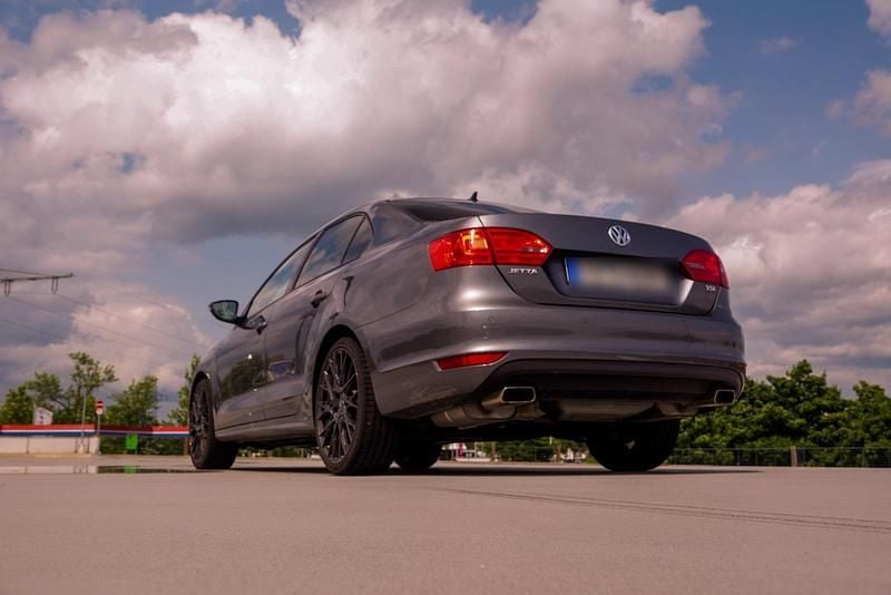 Gebraucht VW Jetta 122 PS (89 kW) 2013 Grau Limousine