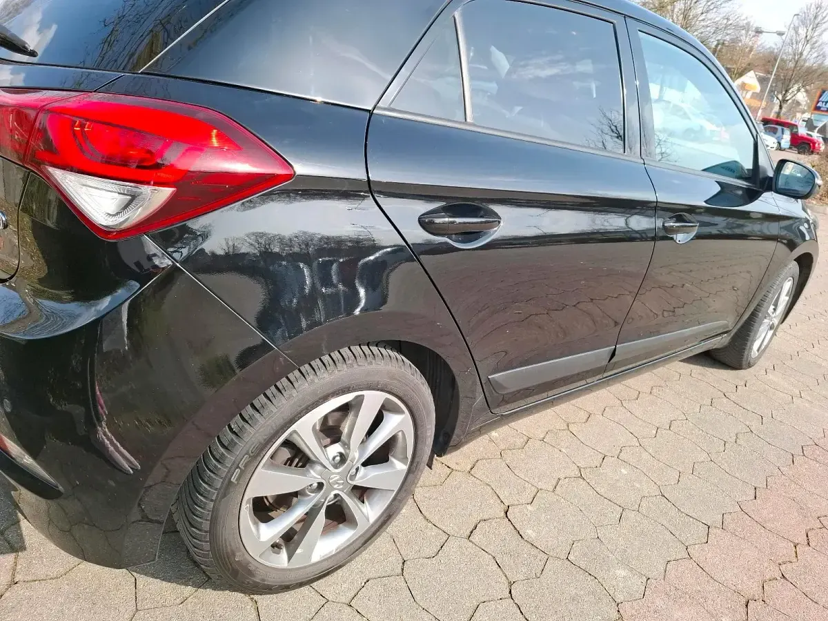 Gebraucht Hyundai i20 84 PS (61 kW) 2015 Schwarz Kleinwagen