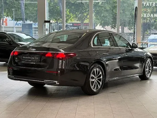 Gebraucht Mercedes E220 Avantgarde 197 PS (144 kW) 2026 Graphitgrau Limousine