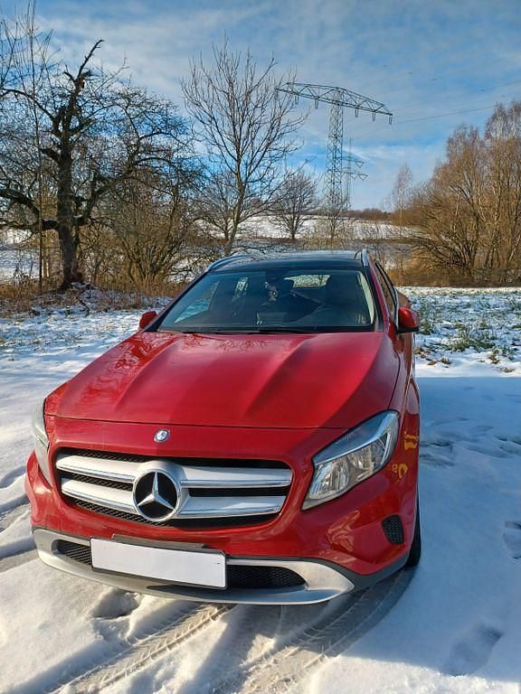 Rot Gebraucht 2016 Mercedes GLA200 Urban SUV | 14.590 € (Superpreis) - Bild 1/4