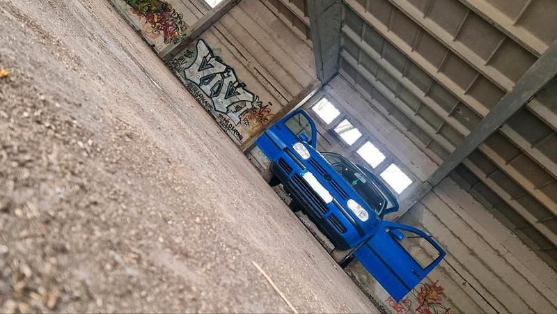 Blau Gebraucht 2001 VW Golf IV Kleinwagen | 1.500 € (Guter Preis) - Bild 1/4