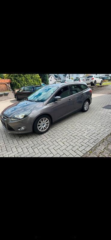 Braun Gebraucht 2011 Ford Focus Kombi | 3.399 € (Guter Preis) - Bild 1/4
