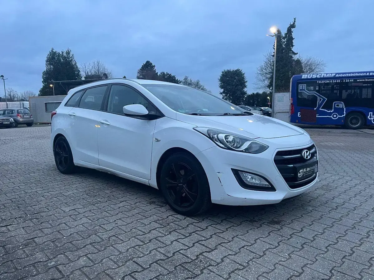 Usado Hyundai i30 Style 110 CV (80 kW) 2015 Blanco Familiar