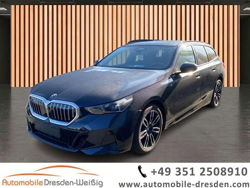 Schwarz schwarz (metallic) Gebraucht 2024 BMW 520 Comfort Edition Kombi | 52.980 € (Guter Preis) - Bild 1/3