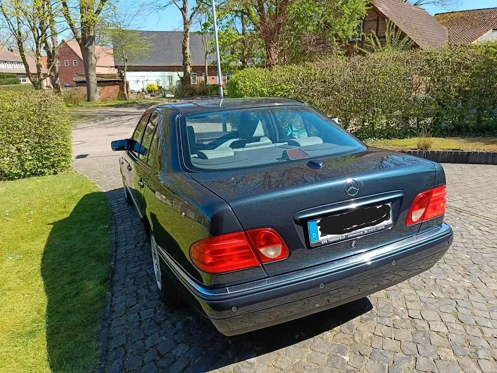 Gebraucht Mercedes E240 Elegance 170 PS (125 kW) 1997 Blau Limousine
