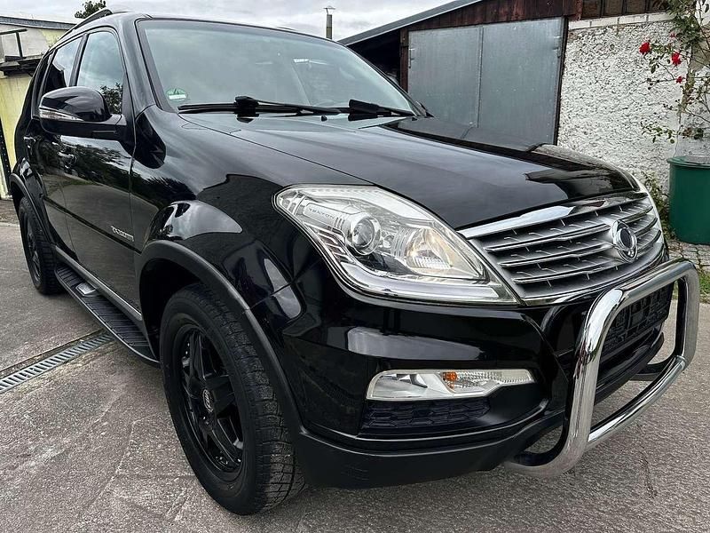 Schwarz Gebraucht 2015 Ssangyong / KGM Rexton SUV | 8.999 € - Bild 1/4