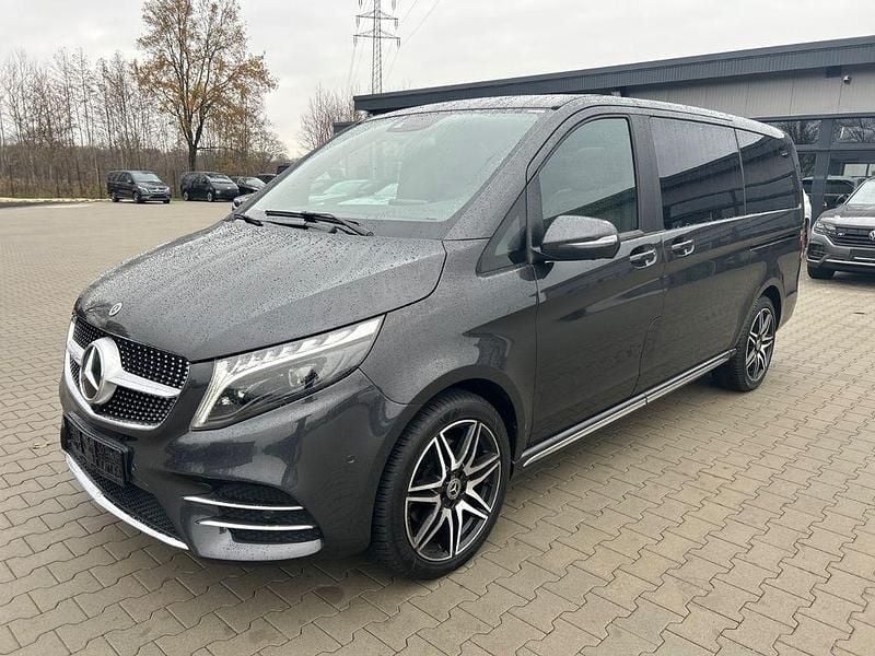 Graphitgrau Gebraucht 2023 Mercedes V300 AMG Van / Kleinbus | 59.489 € (Guter Preis) - Bild 1/4