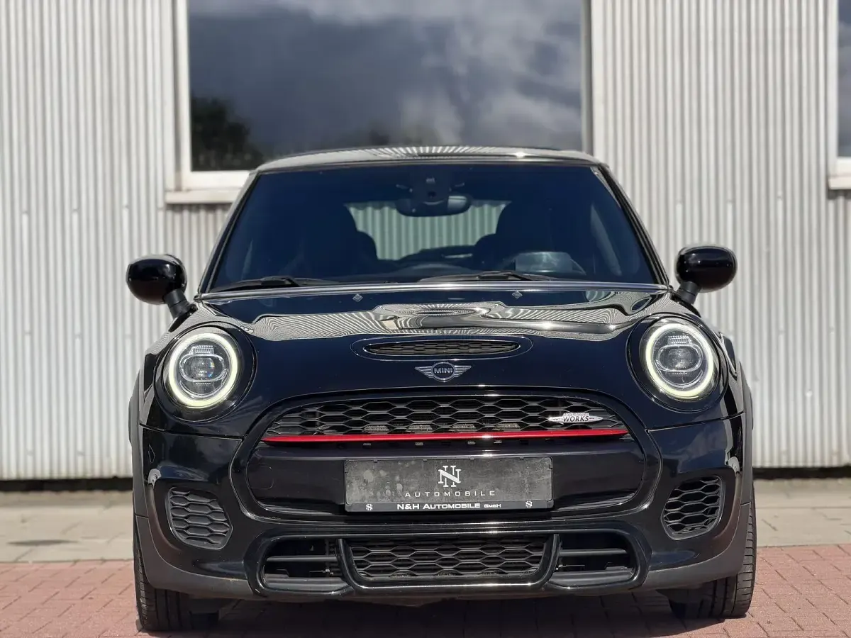 Gebraucht Mini John Cooper Works 231 PS (169 kW) 2019 Midnight black metallic Kleinwagen