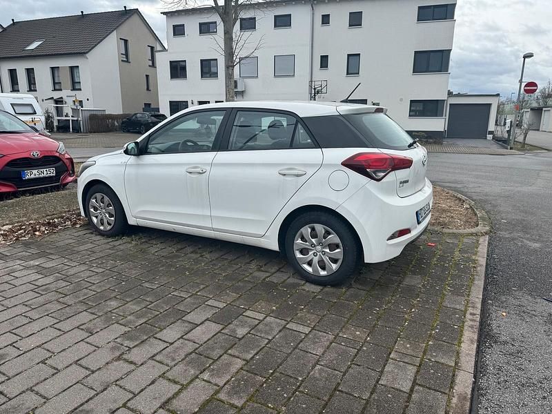 Gebraucht Hyundai i20 75 PS (55 kW) 2016 Weiß Kleinwagen