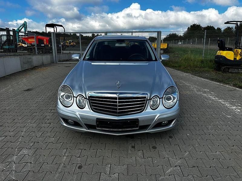Silber Gebraucht 2007 Mercedes E220 Classic Limousine | 7.399 € (Teuer) - Bild 1/4