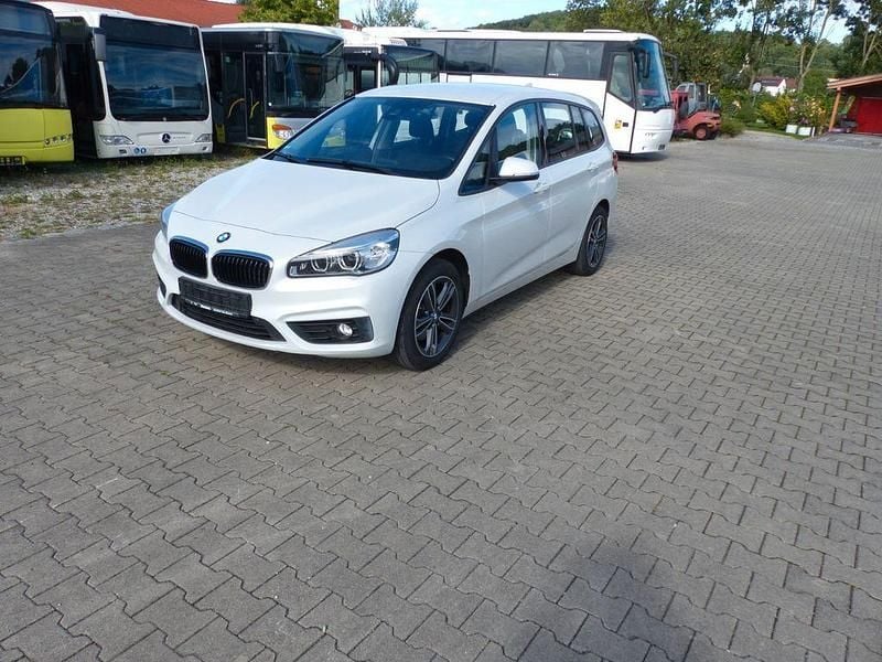 Weiß Gebraucht 2016 BMW 218 Gran Tourer Advantage Van / Kleinbus | 8.990 € (Guter Preis) - Bild 1/4