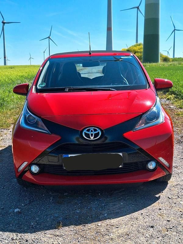 Rot Gebraucht 2015 Toyota Aygo Kleinwagen | 8.500 € (Fairer Preis) - Bild 1/4