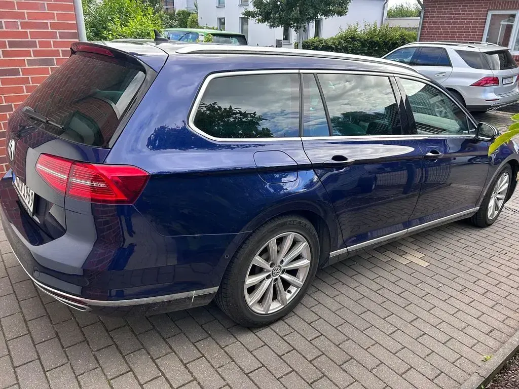 Gebraucht VW Passat Highline 220 PS (161 kW) 2018 Blau Kombi