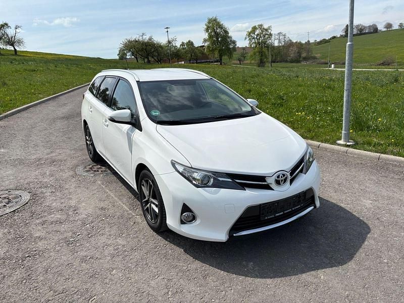 Weiß Gebraucht 2015 Toyota Auris Kombi | 10.300 € (Fairer Preis) - Bild 1/4