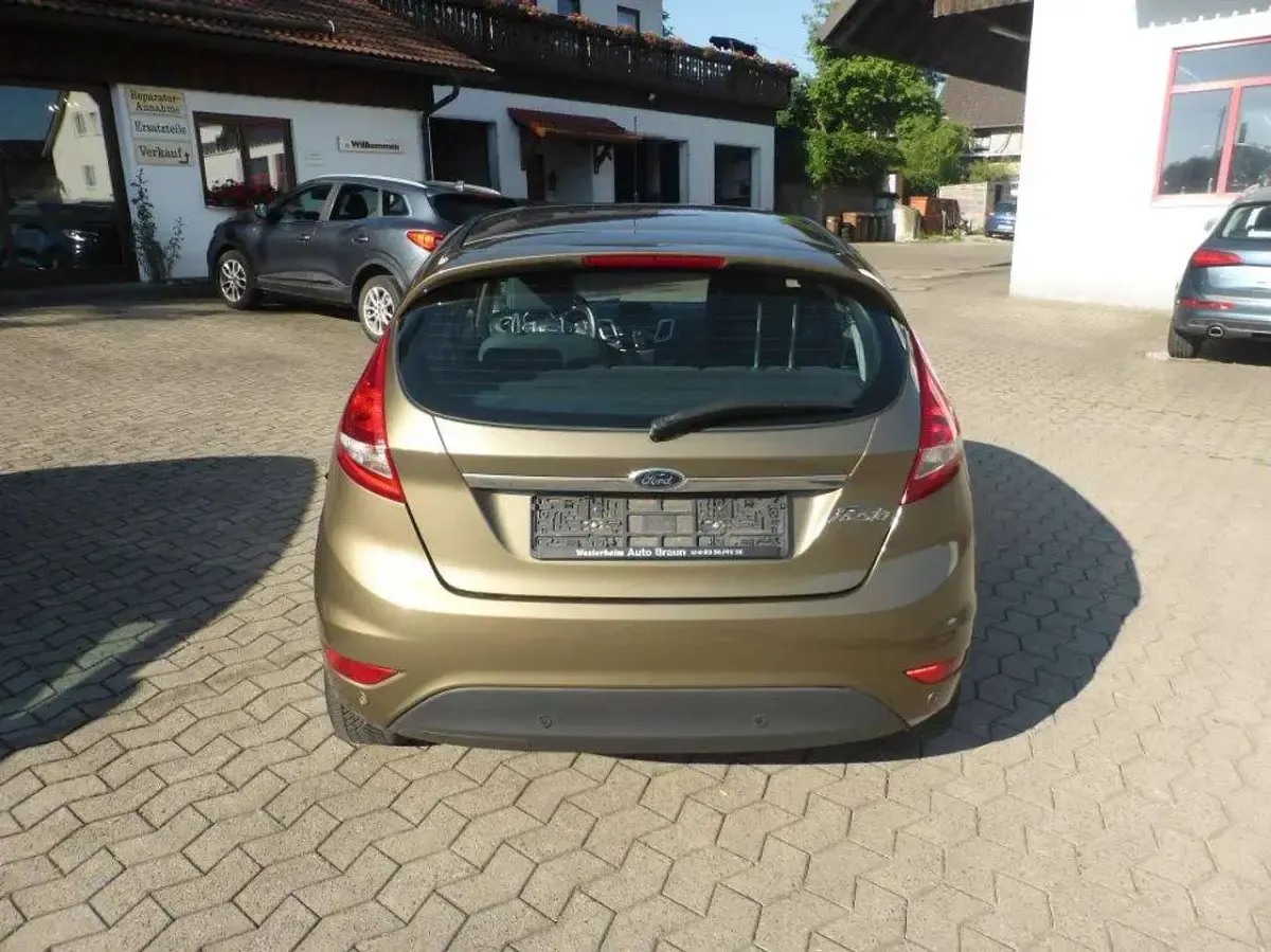 Gebraucht Ford Fiesta Titanium 97 PS (71 kW) 2012 Castanobraun metallic Kleinwagen