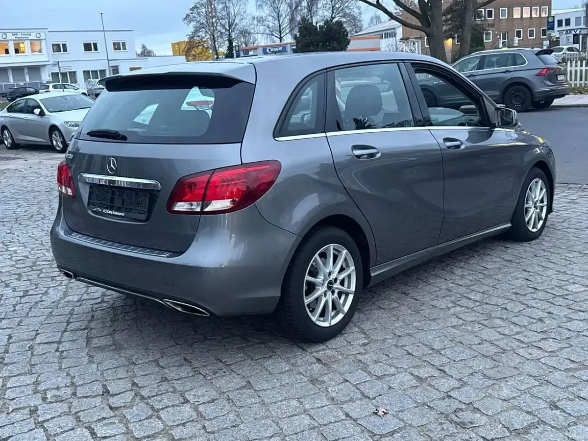 Gebraucht Mercedes B200 Urban 136 PS (100 kW) 2015 Mountaingrau Kleinwagen